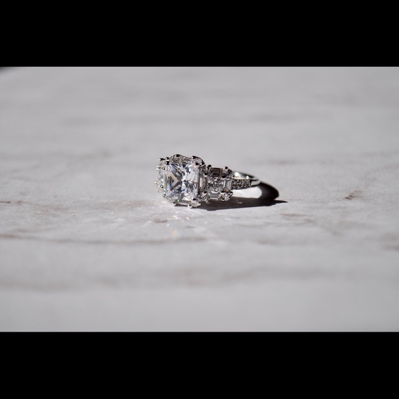 sterling silver ring with CZ - Picture 5 of 8